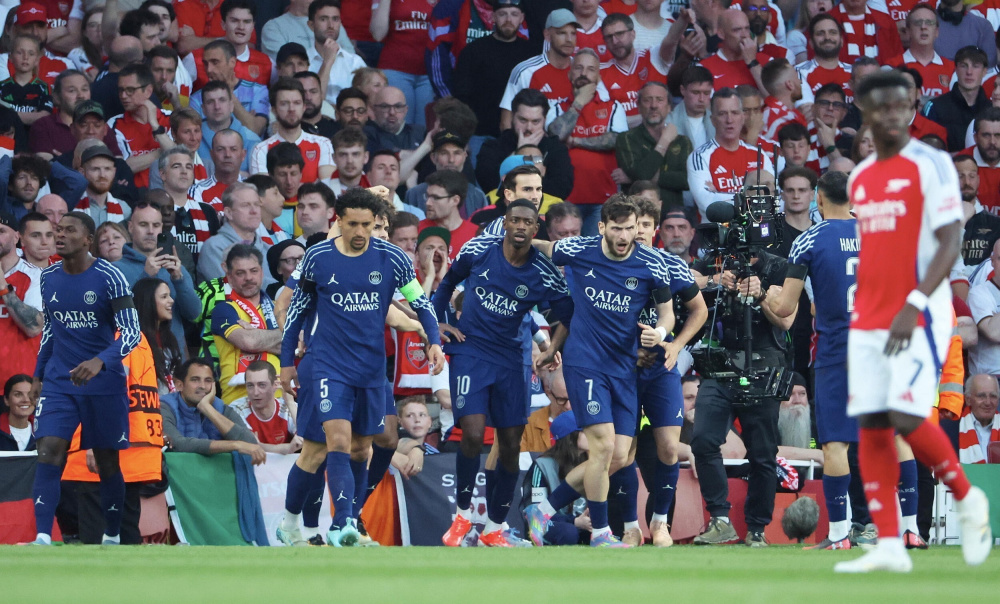 迎接圣诞节，莱万、什琴斯尼等波兰国脚晒出与家人合照（波兰国脚迎圣诞：莱万、什琴斯尼等晒家庭合影）