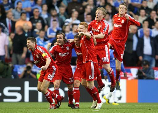 执法有温度，马宁在点球大战结束后，安慰南通队失点队员（温情执法：点球大战后，马宁安慰南通失点球员）