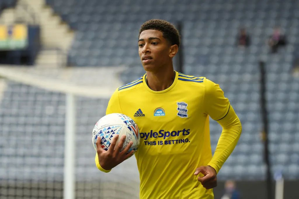 及时救难！对手疑晕厥，汉堡小将武斯科维奇迅速将其舌头拔出（赛场惊险一刻：对手疑似昏厥，汉堡新星武斯科维奇迅速托舌防窒息）