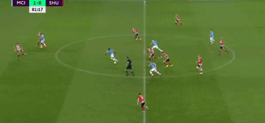 郎才女貌！英媒：库尔图瓦携妻子参加颁奖典礼，后者闪耀全场（英媒：库尔图瓦携妻亮相颁奖礼，太太光彩夺目）