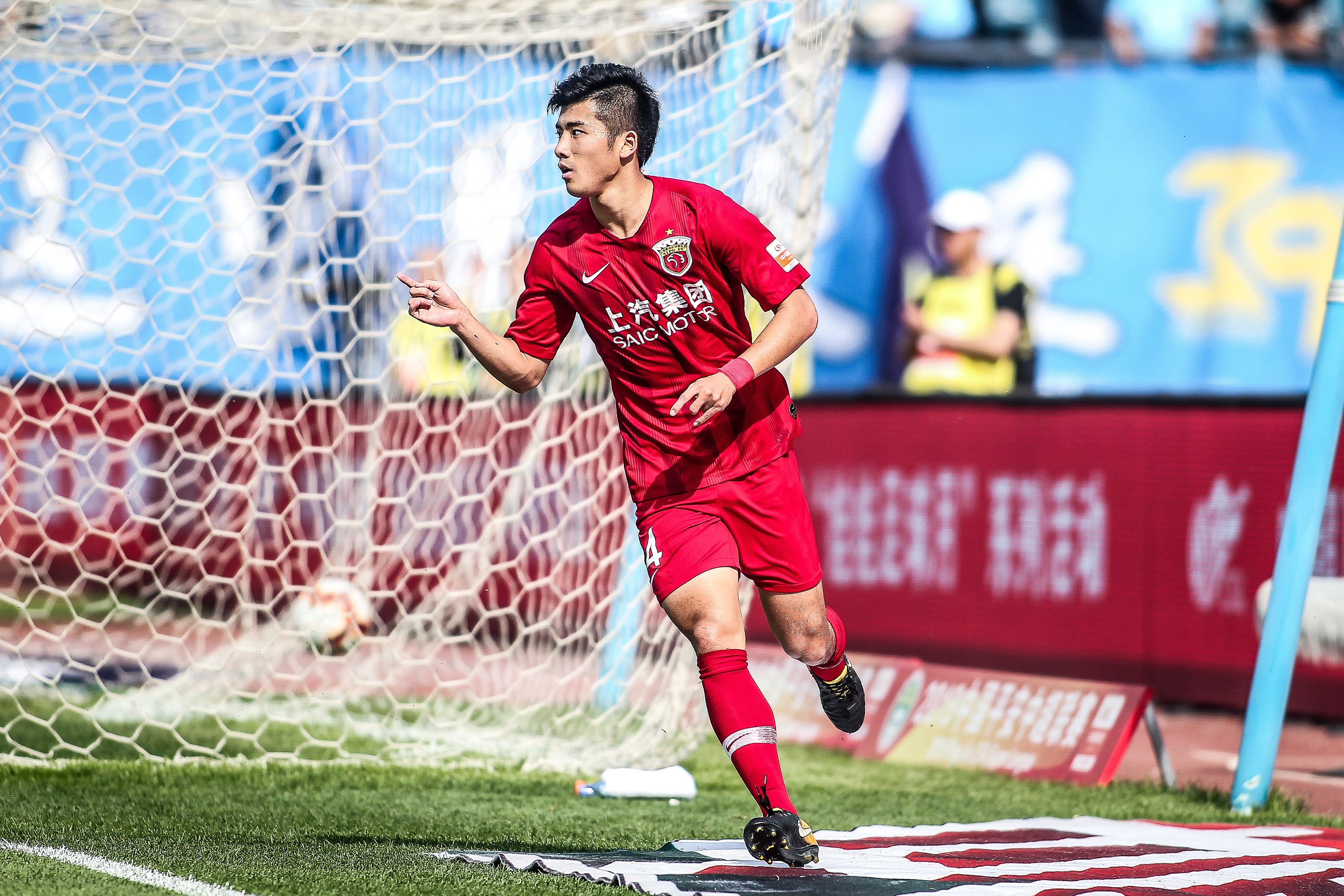 李霄鹏刚跟海牛队续约！就为俱乐部完成五笔重量级签约，值得期待（李霄鹏与海牛续约后火速拍板五笔重磅引援，未来可期）