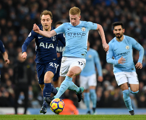 曼联比赛真的太有意思了，虽然这球很丑陋，但你就说进没进吧（曼联比赛戏剧性十足，这球虽丑，问题是进没进？）