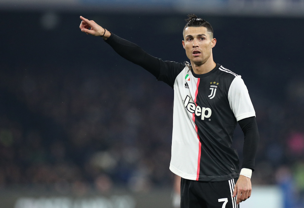 越来越大了，泰州高速口已经搭好巨幅“苏超”冠军标语（泰州高速口挂起巨幅“苏超”冠军标语，声势再升级）