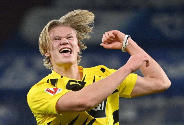 瑞典超保级附加赛被迫四次中断，球迷燃放烟火致人造草皮起火（球迷燃放烟花引发人造草皮起火，瑞典超保级附加赛四度被迫中断）